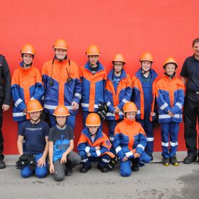  – Ein Teil 31- köpfigen Jugendfeuerwehr hilft beim Kinderferienprogramm mit. Rechts Jugendleiter Jochen Riedel sowie David Kapitza (© hlö)