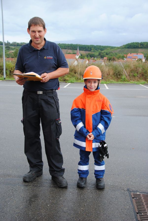  – Jugendleiter Jochen Riedel mit einem der Jüngsten der Jugendfeuerwehr, dem neunjährigen Paul-Luca (© hlö)