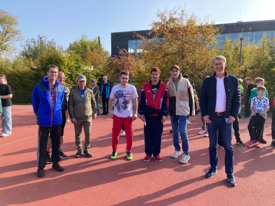  – Schulleiter Dieter Kurtze (rechts) und  Organisator Jürgen Mennel (2.v.r.) zusammen mit Lichternsterner Sportlern am PDG. Foto: Gemeinde Obersulm.