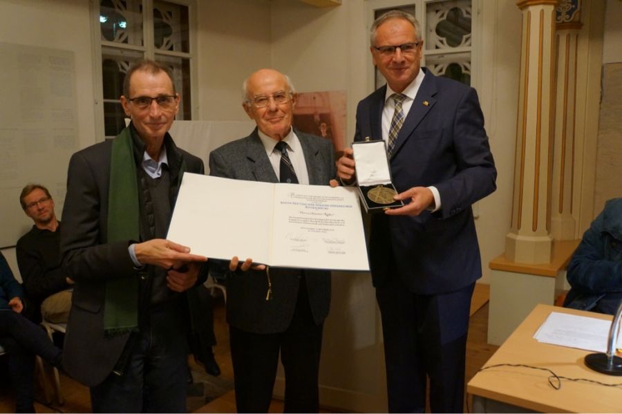  – Martin Ritter erhielt die besondere Auszeichnung aus den Händen der beiden Landtagsabgeordneten Reinhold Gall (SPD)(rechts) und Wilhelm Halder  (Grüne)(links). Foto: U. Wichmann