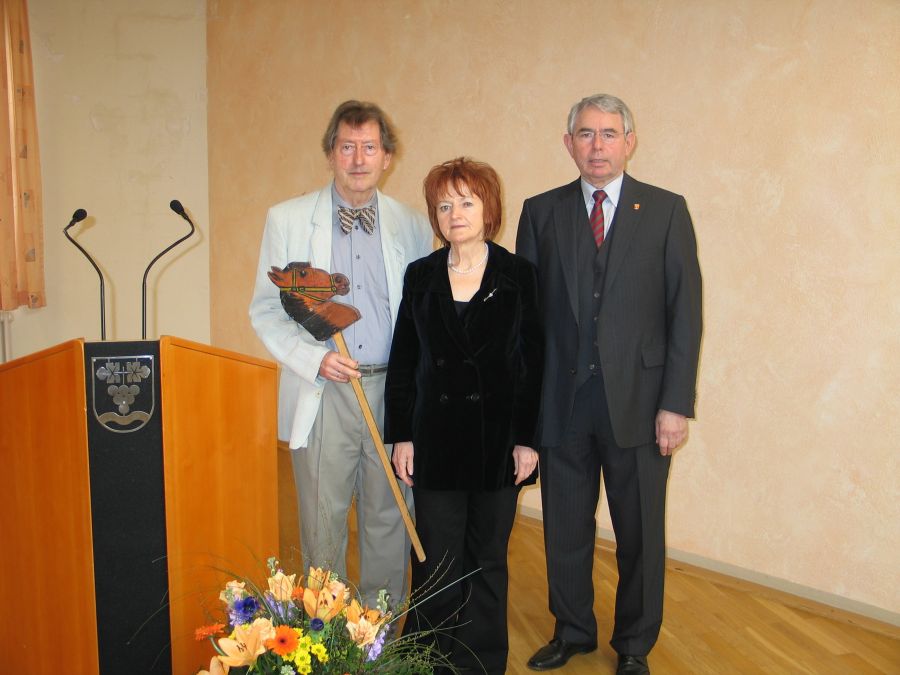  – Manfred Brehm (links) mit Ehefrau Dr. Ingeburg Brehm und Alt-BM Harry Murso bei der Einweihung des Spielzeugmuseums im Jahr 2010. (Foto: Gemeinde)