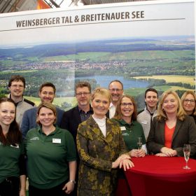  – Besuch von Staatssekretärin Friedlinde Gurr Hirsch (vorne Mitte) am Weinsberger Tal-Stand.(Foto: G. Doettling)