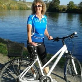  – Bike Guide Ulrike Kässer vor ihrem liebsten Fortbewegungsmittel (Foto: Kässer)