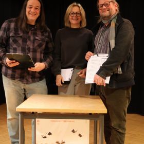 Jury im Vorlesewettbewerb – Die Jury, bestehend aus Büchereimitarbeiterin Christiane Harenkamp (Mitte), Buchhändler Kristoffer Mauch (rechts) und Jugendhausleiter Heiko Zimmer (links) (© Gemeindebücherei Obersulm)