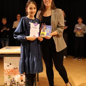 Siegerehrung – Ordnungsamtsleiterin Larissa Woschko übereicht Zahra die Siegerurkunde (© Gemeindebücherei Obersulm)