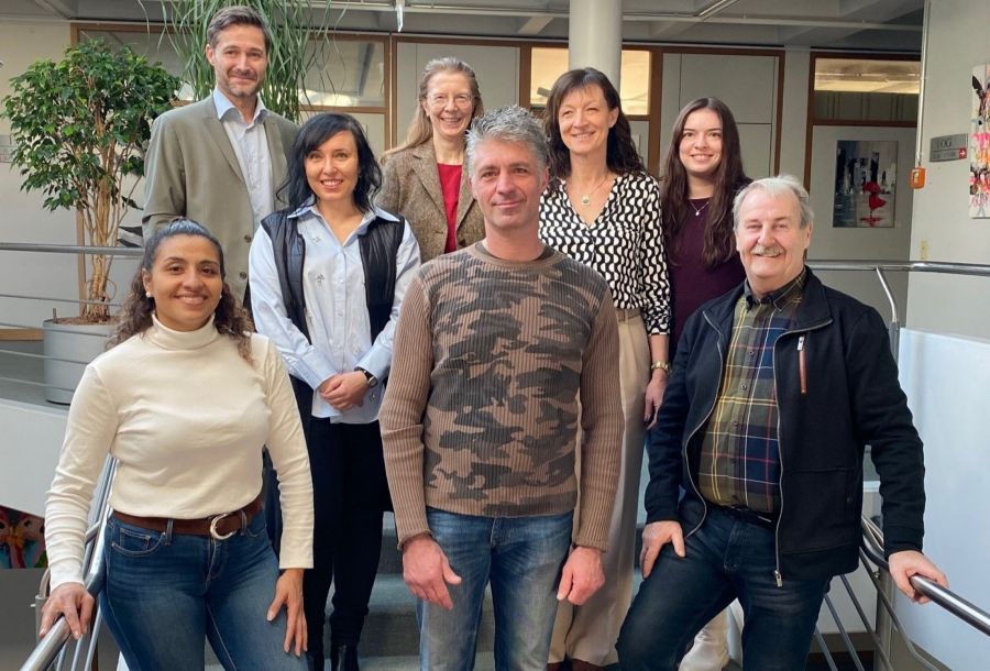 – v.l. unten: E. Ramirez Rivera, I. Gräf (Mitte), T. Heimsch, G. Schweikertoben: BM B. Steinbach, S. Frisch (Personalrat), A. Frisch-Uhlmann, Cheyenne Bokma – v.l. unten: E. Ramirez Rivera, I. Gräf (Mitte), T. Heimsch, G. Schweikertoben: BM B. Steinbach, S. Frisch (Personalrat), A. Frisch-Uhlmann, Cheyenne Bokma