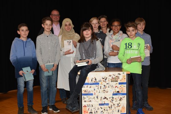 Die Teilnehmer und Teilnehmerinnen des Regionalentscheids 2017/18 in der Gemeindebücherei