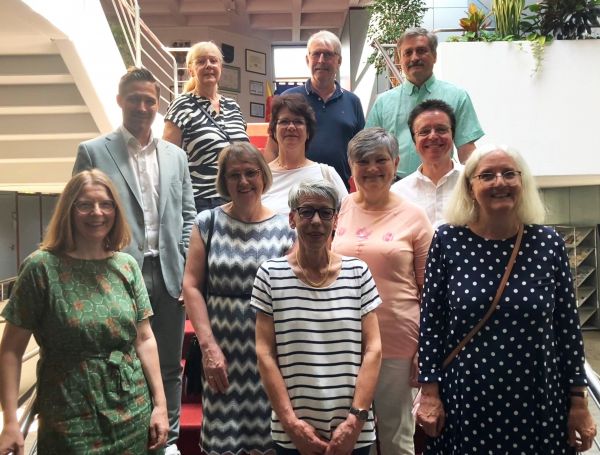  – v.l.n.r. vorne: Sonja Frisch (Personalrat), Tamara Kindlieb, Petra Schiavi, Valentina Schmidt,Andrea Huber, Mitte: BM Steinbach, Carsta Banse, Markus Kress, oben: Karin Miramontes, Martin Lichner, Adrian Schneider.Foto: Gemeinde Obersulm