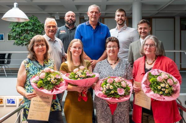  – Verabschiedungen aus dem Gemeinderat; v.l.n.r: unten: Sonja Splettstößer, Luisa Kaczmarek, Dr. Heidi Kübler, Marianne Gailing, oben: Gerhard Schenk, Roman Weber, Klaus Uhlmann, Axel Leinz, daneben BM Steinbach. (Foto: Fotoclub Obersulm)