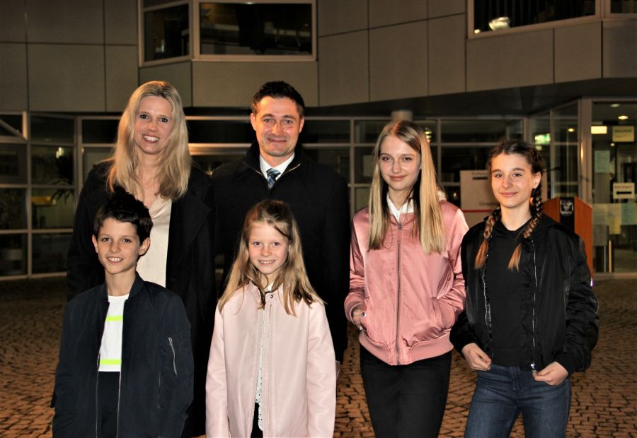 – Der neugewählte Bürgermeister Björn Steinbach im Kreise seiner Familie. (© Foto: Gemeinde)
