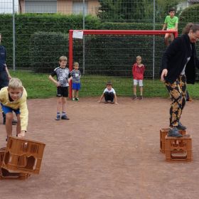  – Lustig ging es beim Kistenrennen am Spielplatz Löntal zu (© (kre))