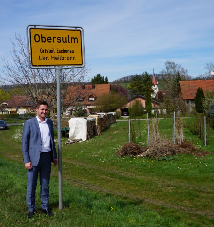  – BM Steinbach freut sich über die neuen Ortsschilder (Foto: Döttling)