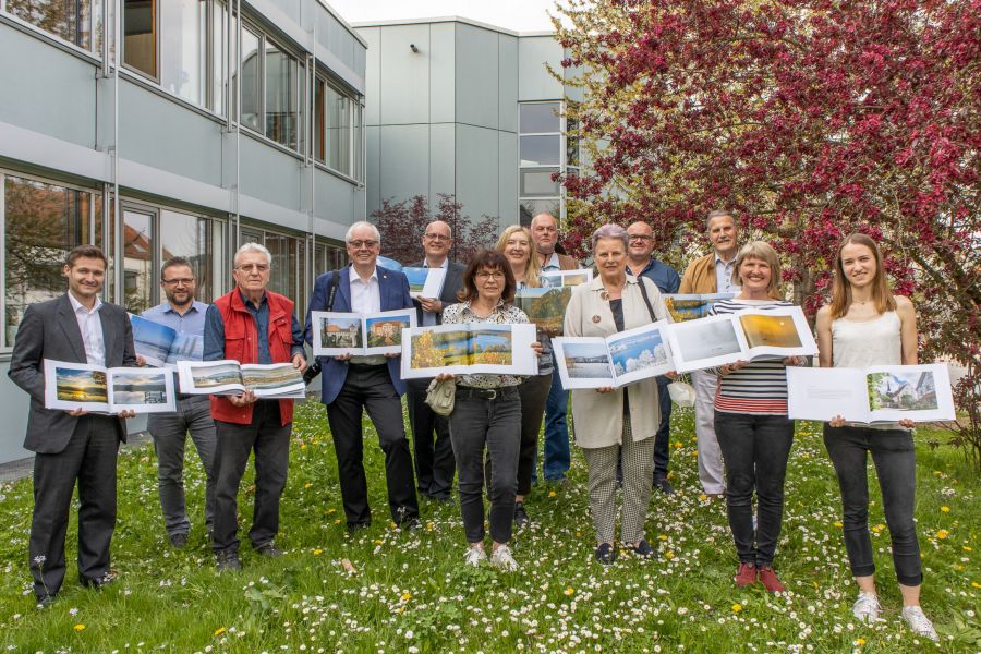  – Vorstellung des Fotokalenders vor der Presse: Die Mitglieder des Fotoclubs und Organisatoren zusammen mit BM Björn Steinbach (links) (Foto: Kress)