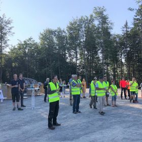  – Zahlreiche interessierte Besucher bei der Baustellenbesichtigung. (© Gemeinde Obersulm)