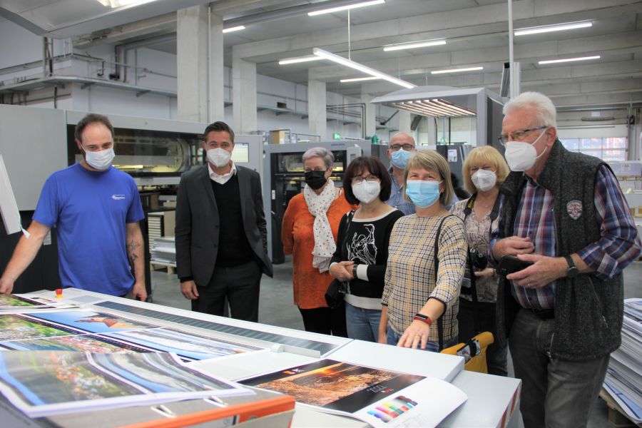  – Beim Andruck des neuen Fotokalenders 2022: BM Steinbach (2.v.l.) mit Mitgliedern des Fotoclubs Obersulm in der Druckerei Schweikert