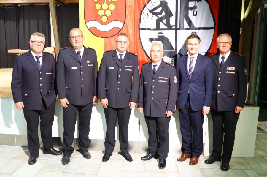  – v.l.: Bernd Halter (Kreisbrandmeister), Udo Bräuninger (Stv. Kommandant), Christian Gruber (Stv. Kommandant), Gerhard Schenk (Kommandant), BM Björn Steinbach, Reinhold Gall (Vorsitzender Kreisfeuerwehrverband). Foto: Gemeinde