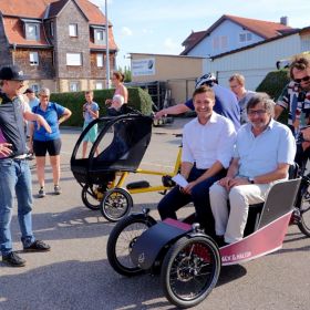  – Auch Bürgermeister Björn Steinbach (links im Bike) und GR Armin Waldbüßer, MdL, (rechts) informierten sich über die neuen E-Cargobike-Modelle (Foto: Döttling)