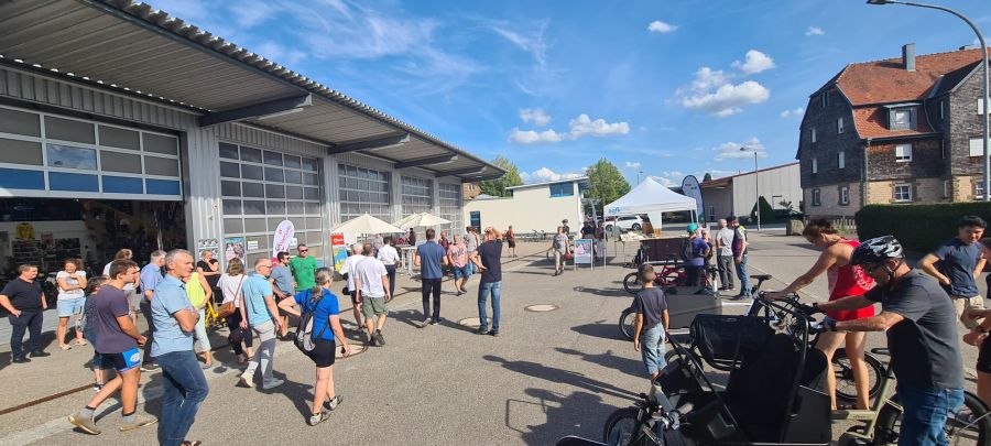  – Zahlreiche Interessierte informierten sich über die Lastenräder (Foto: Gemeinde)