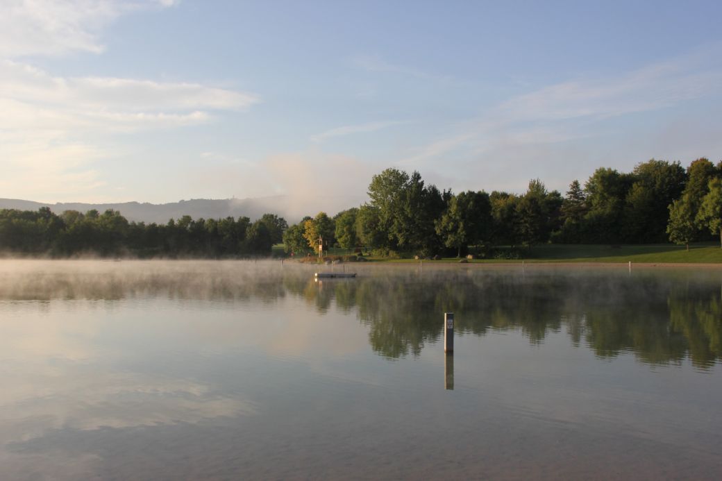 Der Breitenauer See im Morgendunst (© Hartmann)