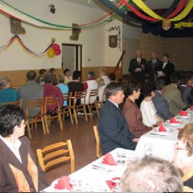 Feierlichkeiten in der Gemeindehalle in Hercegkút mit Rahmenprogramm