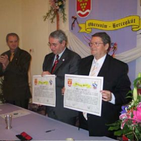 Durch die Unterschriften von Bürgermeister Harry Murso und Bürgermeister Jozef Rák wird die Partnerschaft besiegelt