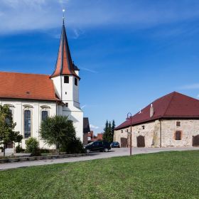 Wendelinskirche und alte Kelter in Eschenau (© Gregor Polster)