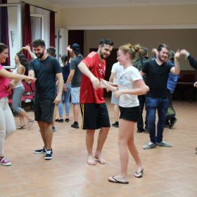Ein Spaß für alle - der Volkstanz-Workshop im Hercegkúter Kulturhaus