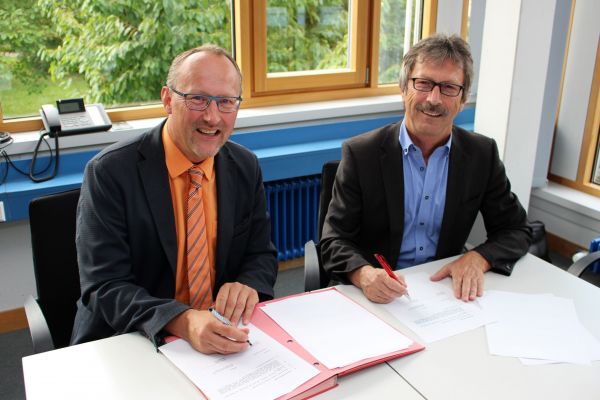  – BM Tilman Schmidt und HNV-Geschäftsführer Gerhard Gross bei der Vertragsunterzeichung (Foto: Doettling)