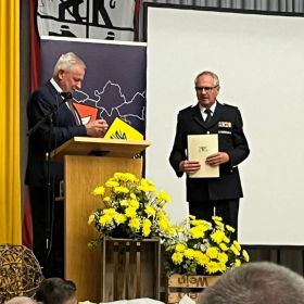 Hierbei wurde der bisherige Vorsitzende Reinhold Gall von Staatssekretär Thomas Blenke mit dem Feuerwehrehrenkreuz der Sonderstufe ausgezeichnet. (© Freiwillige Feuerwehr Obersulm)