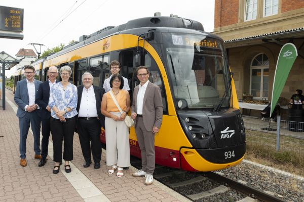  – Bildunterschrift:Gemeinsame Sonderfahrt auf der zweigleisigen Strecke zwischen Heilbronn und Eppingen(v.l.): Prof. Dr. Alexander Pischon, Vorsitzender der Geschäftsführung der AVG; Lutz Mai,Erster Landesbeamter, Landratsamt Heilbronn; Elke Zimmer, Staatssekretärin imVerkehrsministerium von Baden-Württemberg; Martin Mäule, HNV-Geschäftsführer; MarvinKaletta, Teilnetzmanager Karlsruher Netz (7b) bei der DB Regio Mitte, Sabine Rotermund,Bürgermeisterin der Stadt Schwaigern; Christian Höglmeier, Technischer Geschäftsführerder AVG. (Foto: © Paul Gärtner/ AVG)