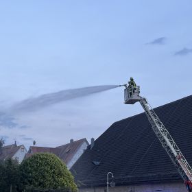 Brandbekämpfung mit DLK (© Freiwillige Feuerwehr Obersulm) Brandbekämpfung mit DLK (© Freiwillige Feuerwehr Obersulm)