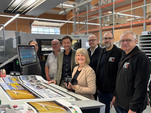  – Andruck des neuen Fotokalenders 2026: Firmenchef Jürgen Schweikert (2.v.l.), daneben BM Björn Steinbach und Mitglieder des Fotoclubs Obersulm (Foto: Gemeinde)