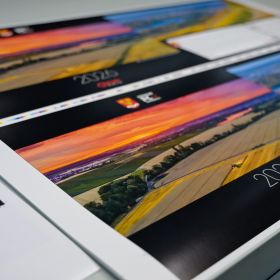  – Die frisch gedruckten Bögen werden nochmals einer Qualitätskontrolle unterzogen (Foto: Fotoclub)