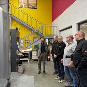  – Jürgen Schweikert erklärt die hochmoderne Druckmaschine (Foto: Gemeinde)