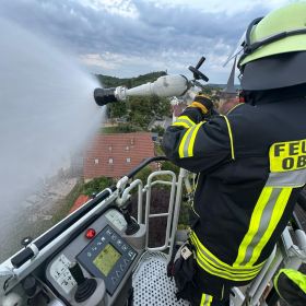 Brandbekämpfung mit DLK (© Freiwillige Feuerwehr Obersulm) Brandbekämpfung mit DLK (© Freiwillige Feuerwehr Obersulm)