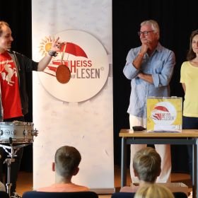  – (links Felix Schmezer, Mitte Helmut Nübling, rechts Büchereileiterin Katharina Breig; Fotos Gemeindebücherei) (© Gemeindebücherei Obersulm)