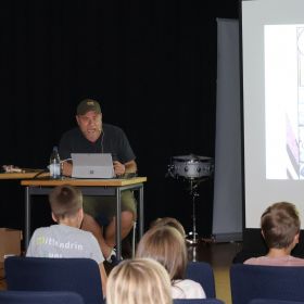  – Christopher Tauber liest aus einem Drei-???-Comic (© Gemeindebücherei Obersulm)