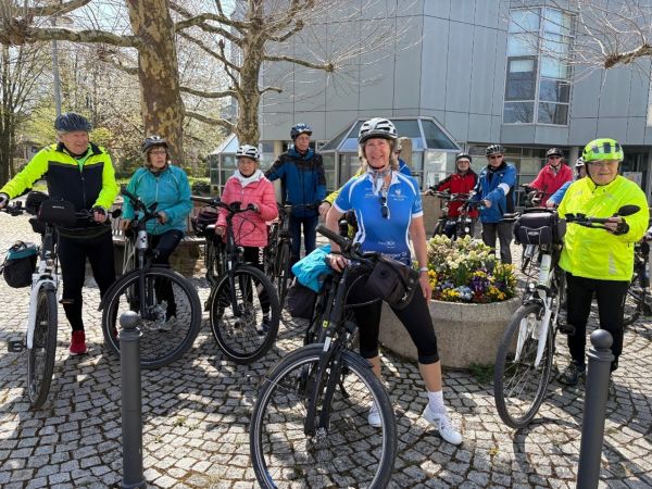  – Los geht’s gemeinsam in der Gruppe: vorne im Bild Ulrike Kässer (Foto: Gemeinde Obersulm)