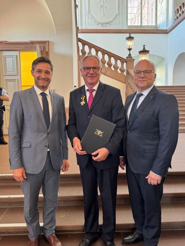  – Nach der Verleihung im Mannheimer Schloss: v.l. Bürgermeister Björn Steinbach, Innenminister a.D. Reinhold Gall, Landrat Nobert Heuser (Foto: privat)