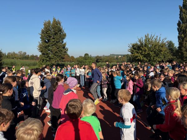  – Viel Spaß hatten alle beim gemeinsamen Aufwärmen. Foto: Gemeinde