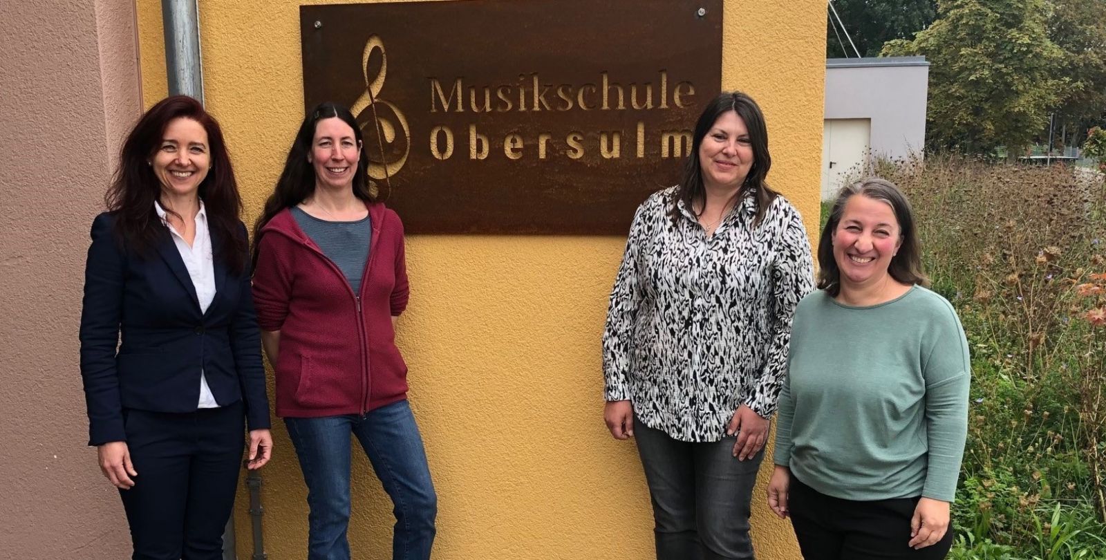 v. l. n. r. Musikschulleiterin: Anda Grawert, Stellvertretende Musikschulleiterin: Judith Wild, Sekretariat: Petra Taletovic und Tanja Grom v. l. n. r. Musikschulleiterin: Anda Grawert, Stellvertretende Musikschulleiterin: Judith Wild, Sekretariat: Petra Taletovic und Tanja Grom