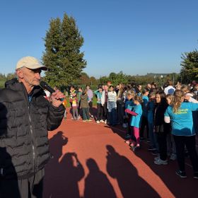  – Organisator Jürgen Mennel begrüßt die Teilnehmer. (Foto Gemeinde)