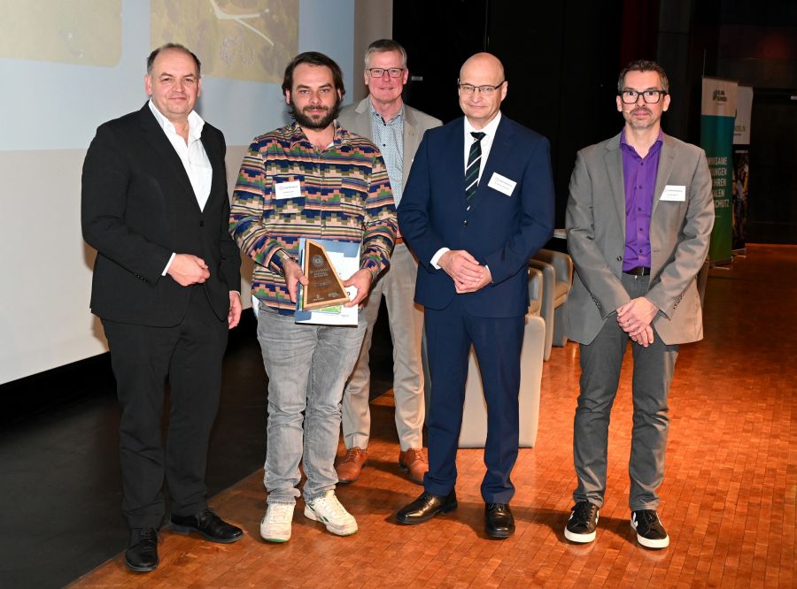 – Verleihung der Goldenen Speiche, v.l.n.r: Staatssekretär Viktor Haase, Preisträger und Klimamanager Stefan Fuchs (Gemeinde Obersulm), Rheines Bürgermeister Dr. Peter Lüttmann, Landrat Dr. Martin Sommer und Geschäftsführer vom Klima Bündnis Services André Muno. – Verleihung der Goldenen Speiche, v.l.n.r: Staatssekretär Viktor Haase, Preisträger und Klimamanager Stefan Fuchs (Gemeinde Obersulm), Rheines Bürgermeister Dr. Peter Lüttmann, Landrat Dr. Martin Sommer und Geschäftsführer vom Klima Bündnis Services André Muno.