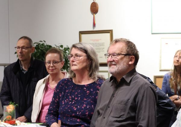  – Der Künstler (rechts) mit Ehefrau. Foto: Gemeinde