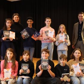  – Siegerehrung im Kultursaal der Gemeinde Obersulm mit BM Björn Steinbach (rechts) und Büchereileiterin Katharina Breig (3. von links oben) (Foto: Gemeindebücherei)