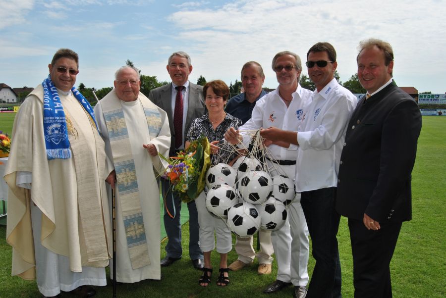 Gruppenaufnahme – von links nach rechts:Augustinerchorherr Pfarrer Bartholomäus,RohrendorfPater Bernhard, OSB MelkBM i.R. Harry Murso und Frau KlaraBM i.R. Rudi Danner, RohrendorfWerner Moser/ Fa. Moser MedicalObmann Herr Lenz vom FC Moser Medical RohrendorfBM Ing. Gerhard Tastl, Rohrendorf