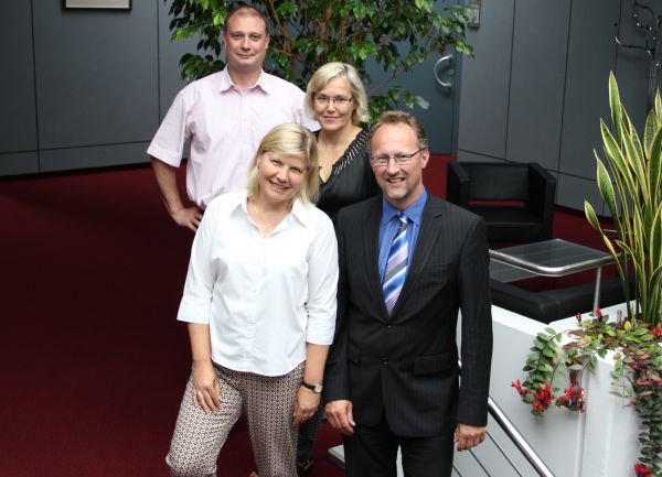 Hauptamtsleiter Jochen Dicht (h.l.), Mitglied des Personalratsvorstands Christina Schweikert (h.r.), Simone Tikovsky (v.l.) und Bürgermeister Tilman Schmidt