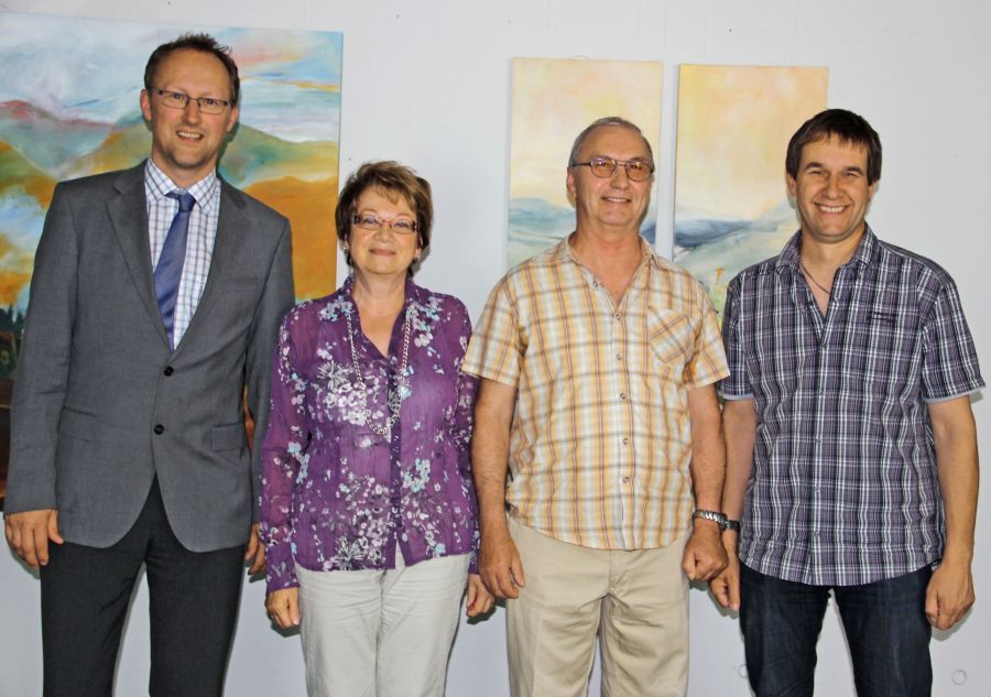 v.l.n.r. Bürgermeister Tilman Schmidt, Personalratsvorsitzende Susanne Siegmann, Manfred Laufer, Rektor der Grundschule Affaltrach Stefan Vetter