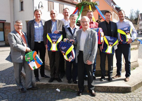 Symbolische Ranzenübergabe – (v. l.): Wolfgang Rapp (Ellhofen), Stefan Thoma (Weinsberg), Timo Wolf (Wüstenrot), Tilman Schmidt (Obersulm), Mich&egrave;le Jarry- Anton und Herbert Wolf (KIWANIS), Klaus Schifferer (Löwenstein), Björn Steinbach (Lehrensteinsfeld), Uwe Mosthaf (Erlenbach)Foto: Harald Löw