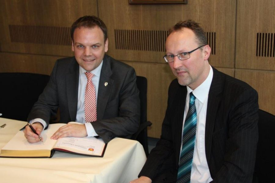 Eintrag ins goldene Buch der Gemeinde Obersulm – Staatssekretär Ingo Rust und Bürgermeister Tilman Schmidt